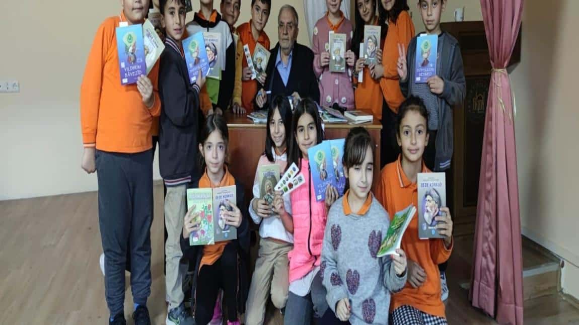 Çocuk Edebiyatı yazarlarımızdan Sn. Mustafa AKGÜN 'ün okulumuzdaki söyleşi ve imza günü.